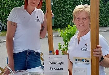 erna_mit_spendenbox.jpg